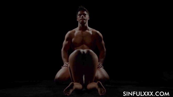 Мускулистый качок ставит красотку раком и дерет ее в задницу в полумраке