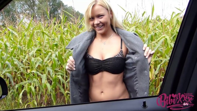 Мужик вдул в лоно жопастой блондинки на чужом заборе