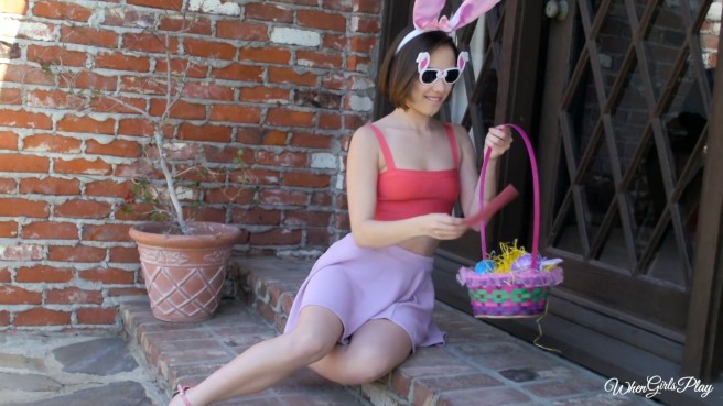 Летний секс лесбиянок с маленькими сиськами на кровати