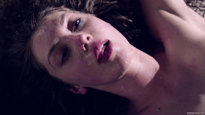 Необычный секс втроем с телкой, которая любит жесткий трах