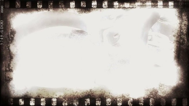 Разорвала колготки и села анальной дыркой на светящийся дилдо