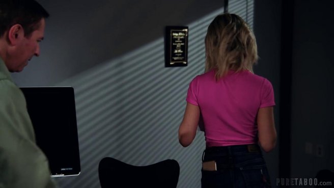 Начальник задержался на работе и выебал на столе новую помощницу