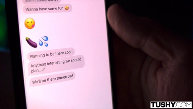 Черный парень смазал хуй гелем и ринулся драть в анус белую шалаву