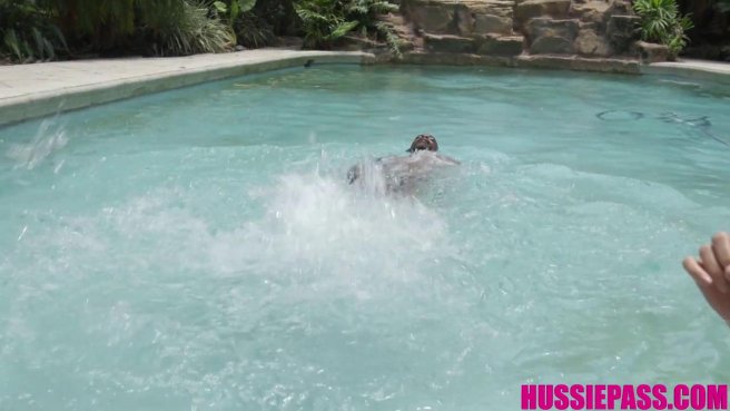 Красивый болт негра прорвался в теплую пилотку нежной шалавы