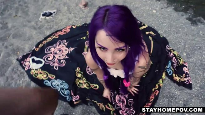 Телочка около реки попрыгала нежной вагиной на стволе лесника