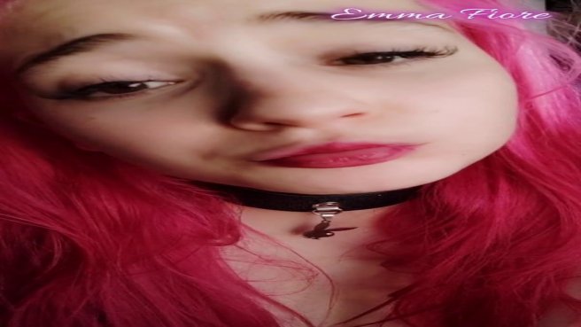 Молодая сучка мастурбирует анал перед вебкой и сладко стонет