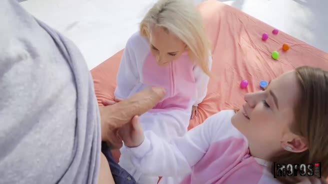 Двух молоденьких девчонок в костюмах дерет по полной программе зрелый мужчина