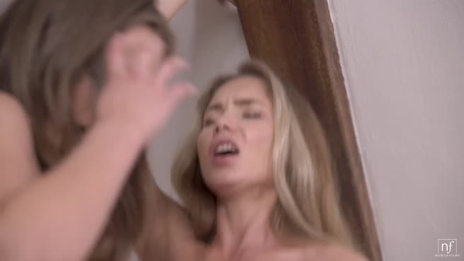 Уединившись на чердаке с подругами, паренек принялся их дрючить по полной