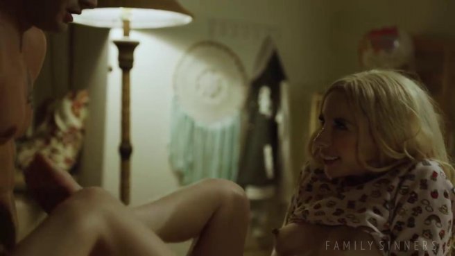 Блондинка проснулась от присутствия сводного брат и ублажила его сексом