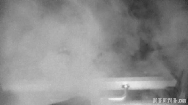 Мужик трахает в морге неживую телку с бритой писькой