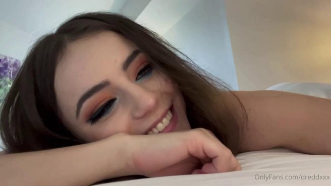 Трахает толстым членом красотку в чулках на всю мощь