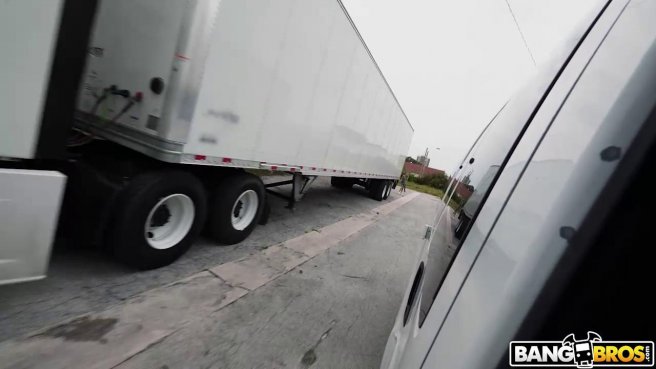 Худую блондинку развели на жаркий секс в салоне машины