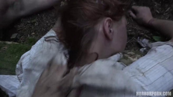 Бабу жестко трахают в рот и влажную щелку на природе