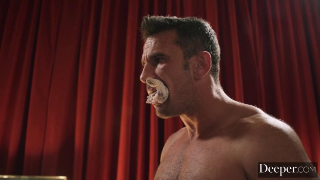 Тощая блондинка со страстью отдалась мужчине через трусики