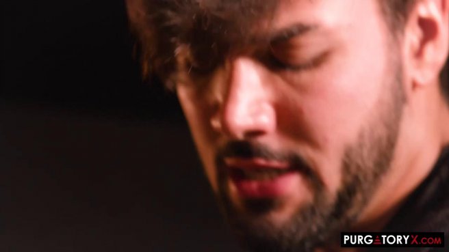 Брюнетка согласилась на МЖМ секс после нежного массажа