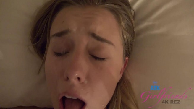 Душит Холли Рид как суку и трахает