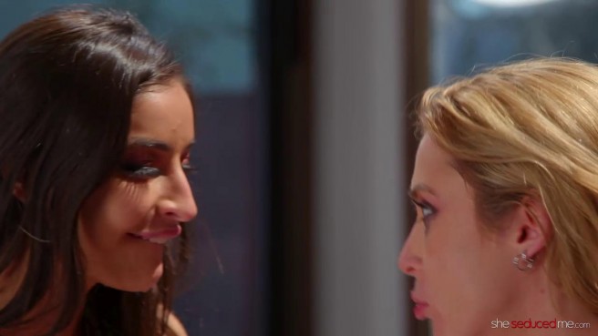 Эйден Эшли ищет оргазм в письке подруги