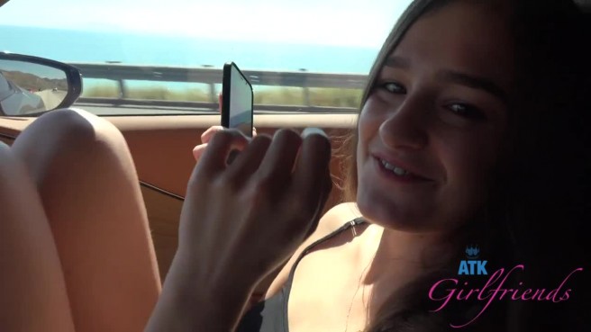 Лапает маленькие сиськи подруги в машине