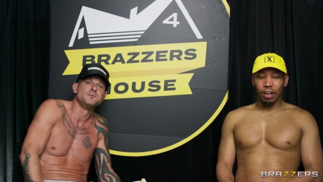 Грудастые бабы кайфуют в групповом сексе