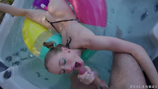 Трахает в бассейне мастурбирующую соседку
