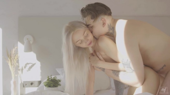 Молодая телка ласкает клитор перед утренним сексом