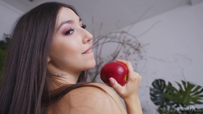 Голая сучка массирует киску пальцами и игрушкой