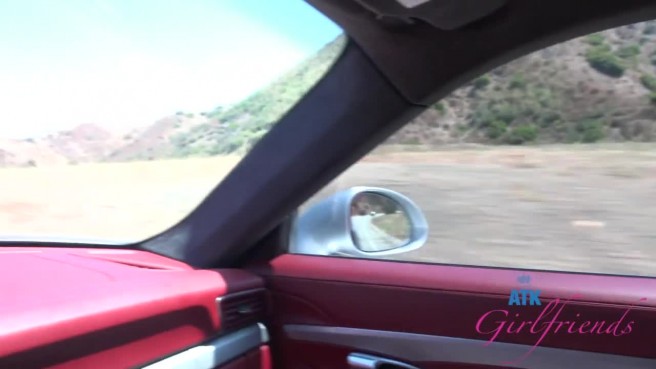 Сучка трогает себя между ног в машине