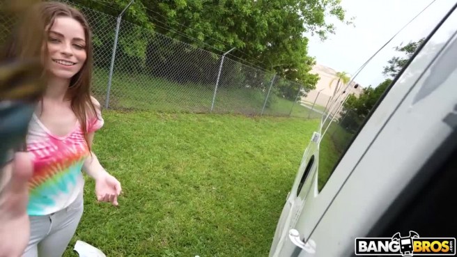 Негр с большим хером долбит незнакомку в машине