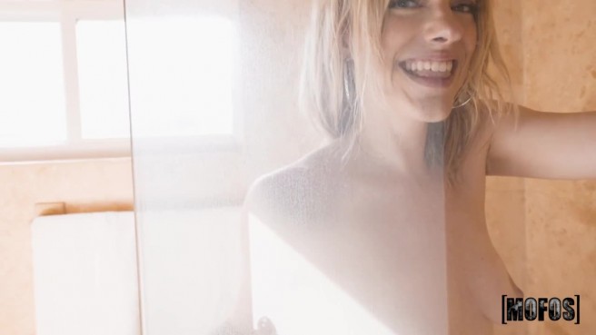 Блондинка прыгает на толстом члене и сладко стонет