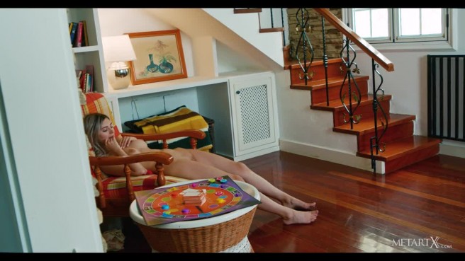 Русская девка с натуральными сиськами кончает от пальцев