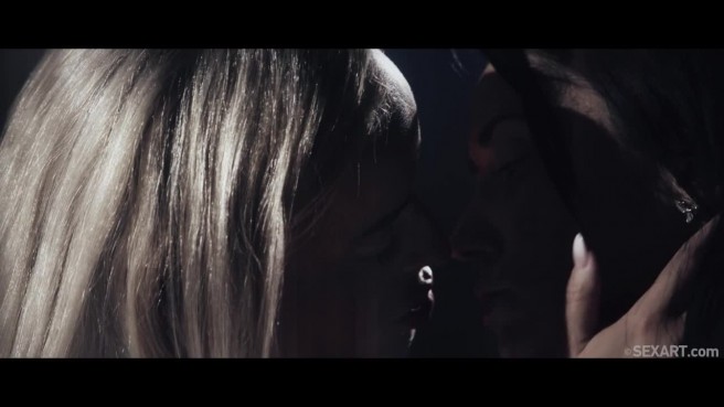 Лесби эротично стонет от ласк горячей подруги