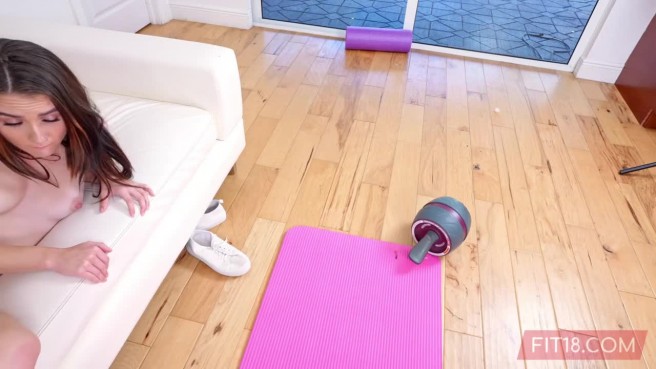 Телка пробует сперму на кастинге после траха