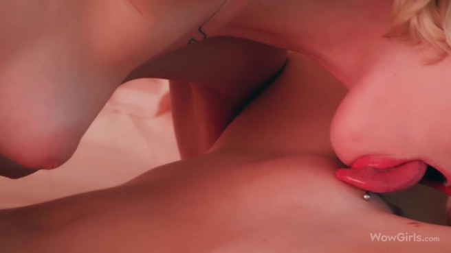 Блондинки нежно лижут письки до обоюдного оргазма