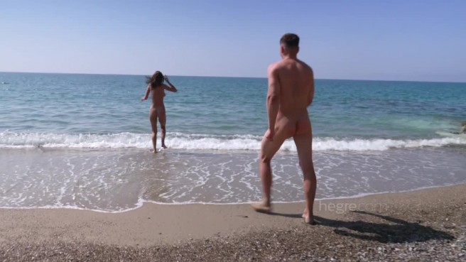 Горячий секс на пляже с красивой парочкой