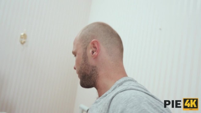 Гимнастка отдалась качку перед подругами