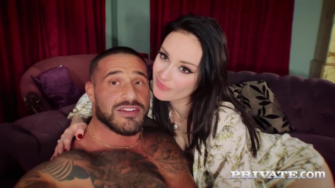 Всунули два члена в обе дырки горячей телки