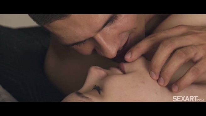 Парень хочет брюнетку и сунет в киску твердый пенис