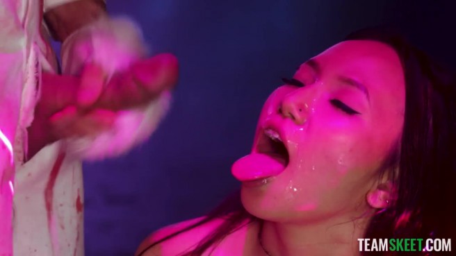 Парни в масках вдвоем трахают плоскую давалку