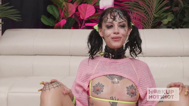 Шлюха с тату глубоко сосет и трахается в жопу