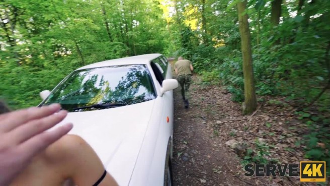 Трахает в машине шлюху в чулках и на капоте