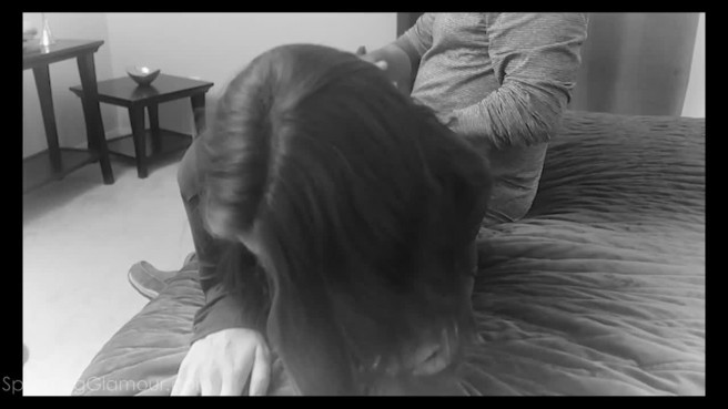 Мужик наказал телку ударами ладошкой по попке