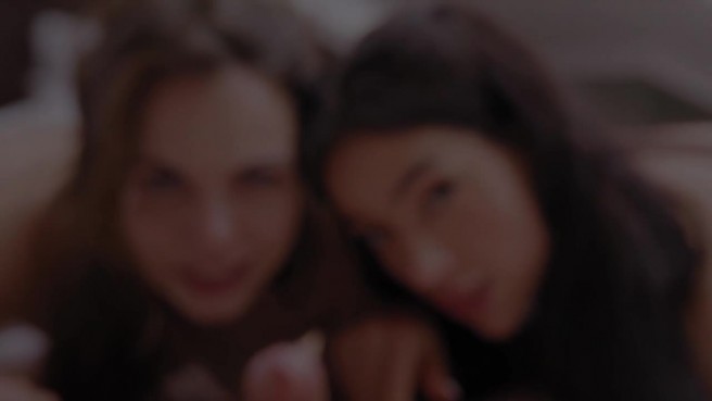 Парнишка и две его очаровательные подружки