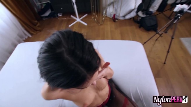 Она любит и умеет сосать член