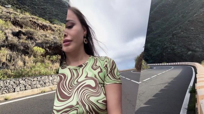 Идеальная прогулочка с голой киской