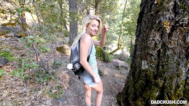 Худенькая блондинка в шортиках красиво потрахалась на природе