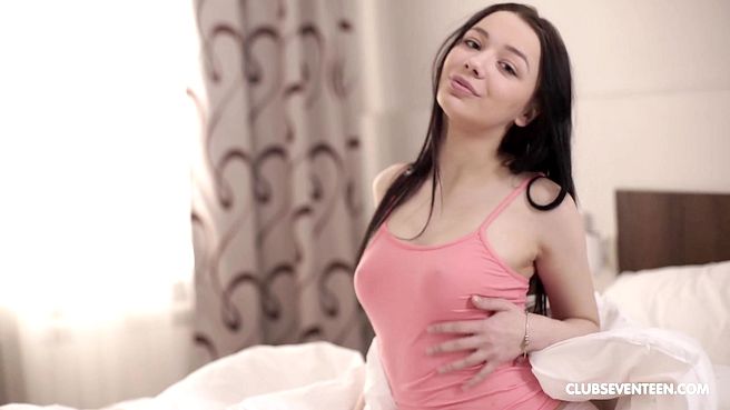 Красивая брюнетка нежно мастурбирует писю пальчиками на белой простыне