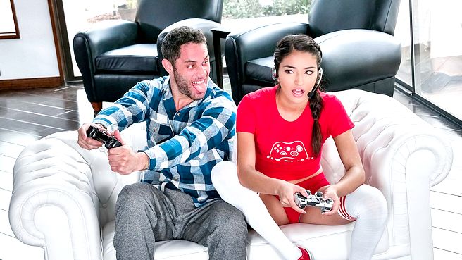 Женатый парень трахнул киску красивой американской студентки в гольфах