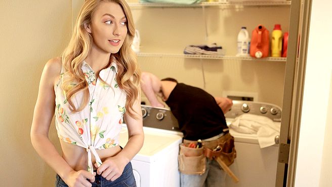 Плоская блондинка потрахалась в писю с разнорабочим на диванп