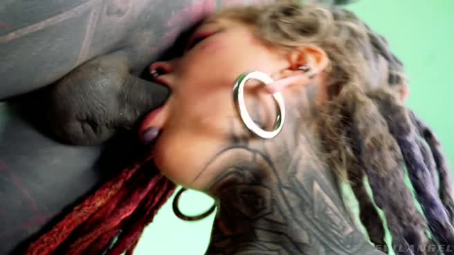 Разрисованная парочка занимается очень жестким сексом