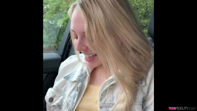 Красивая блондинка разрешила лысому оттрахать ее в киску